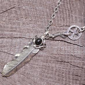 ≪buff/バフ≫   千年フェザー(L2)オニキス付きクローフックペンダント [KRF-PE003]